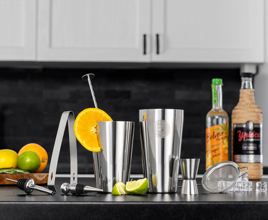Maak thuis de perfecte cocktails met een complete cocktailsset. Ontdek hoe je met een Boston cocktailshaker en andere essentiële tools van beginner tot pro kunt gaan in de wereld van mixologie.