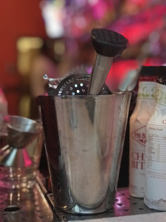 De kunst van het gebruik van een stamper in cocktails