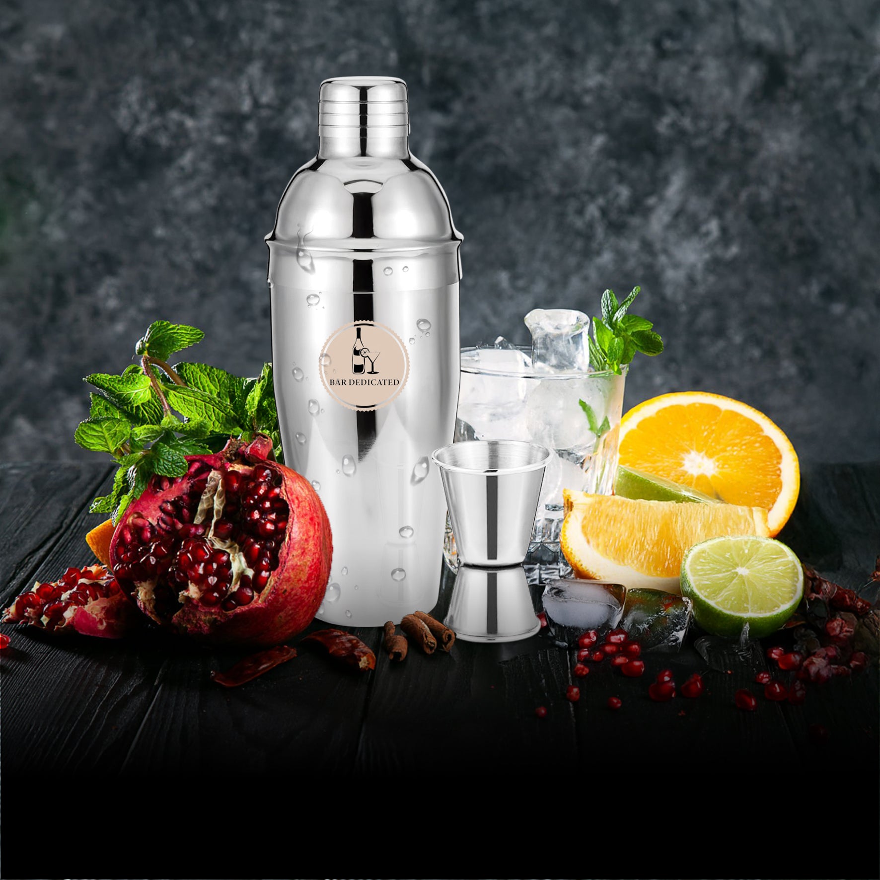 “Zilveren Bar Dedicated cocktailshaker – mix heerlijke cocktails met verse ingrediënten zoals citroen en granaatappel.”