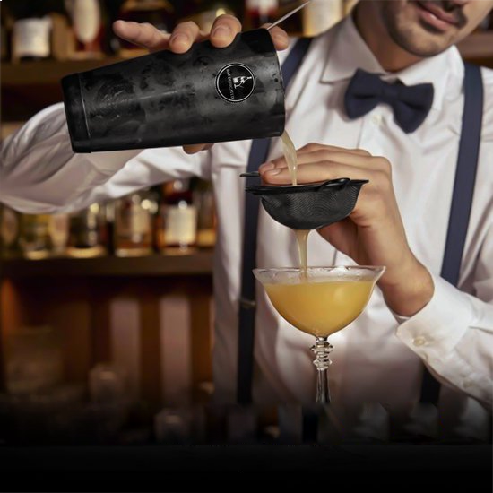 “Professionele barman gebruikt Bar Dedicated Boston cocktailshaker zwart – mix als een pro met premium materialen.”