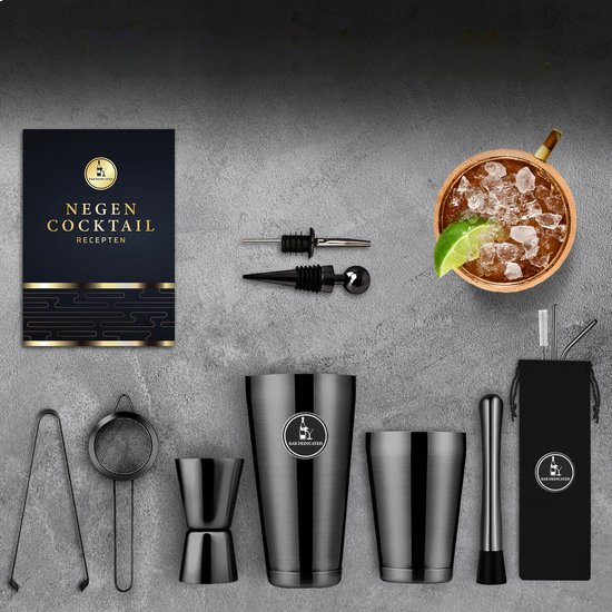 “Complete zwarte Boston cocktailset van Bar Dedicated – shaker, zeef, stamper, maatbeker, schenktuiten en receptenboek.”