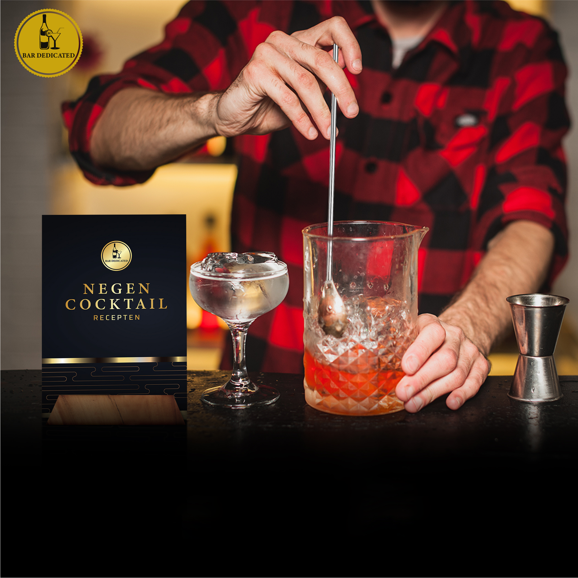 “Cocktail wordt geroerd met de zilveren Bar Dedicated cocktailset – ideaal voor thuisbars en professionele bartenders.”