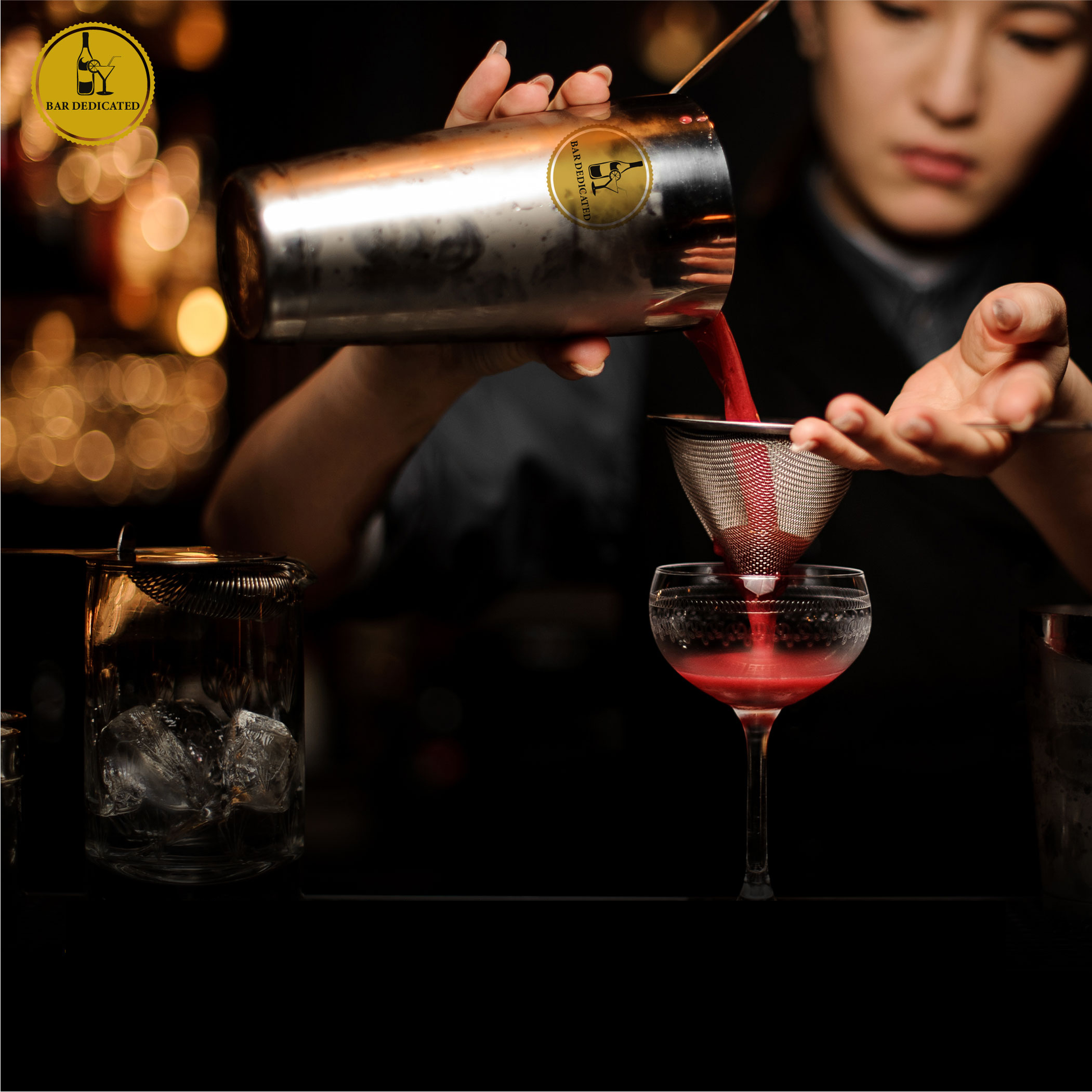 “Professionele barman gebruikt Bar Dedicated cocktailshaker zilver – mix en zeef cocktails als een echte bartender.”