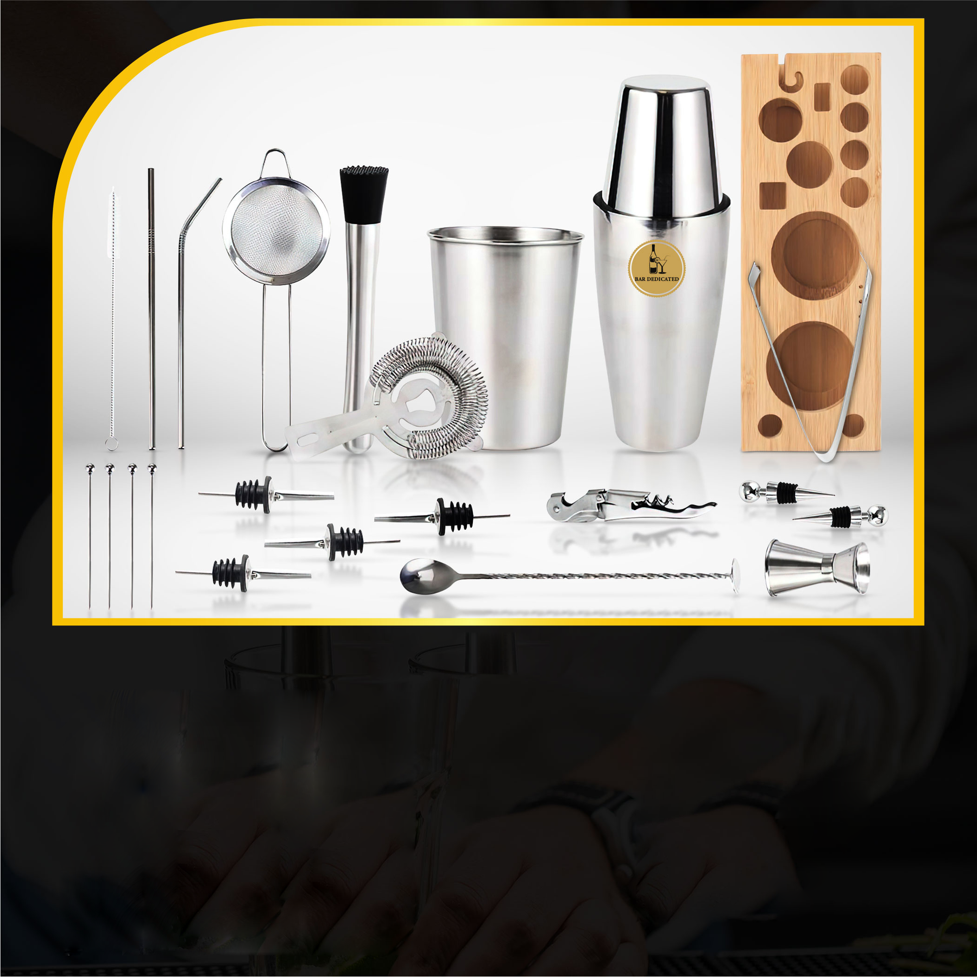 : “Complete 23-delige zilveren cocktailset van Bar Dedicated – inclusief shaker, zeef, schenktuiten, maatbeker en stamper.”