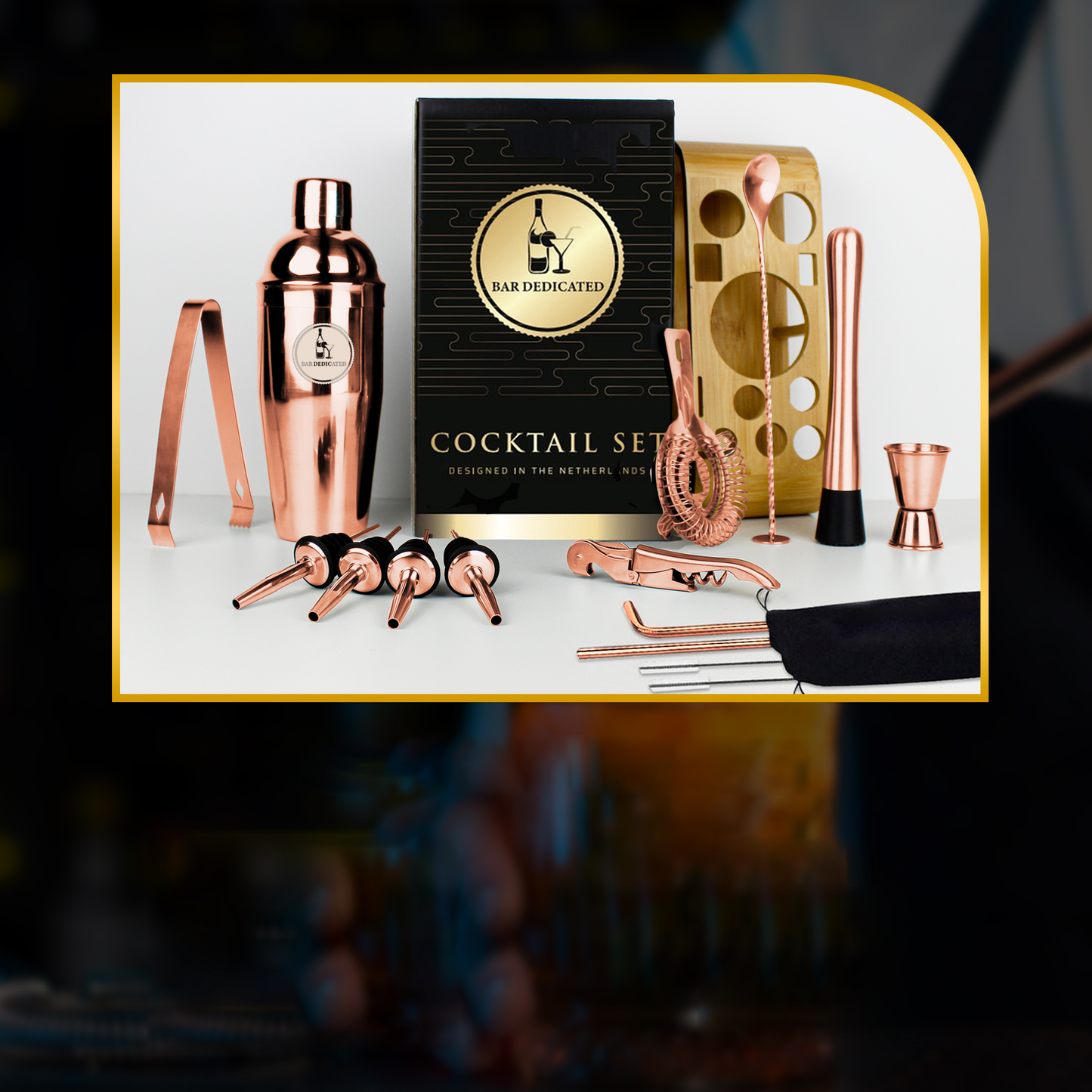 “Complete Bar Dedicated rosé gouden cocktailset – shaker, stamper, schenktuiten, barlepel en bamboe standaard.”