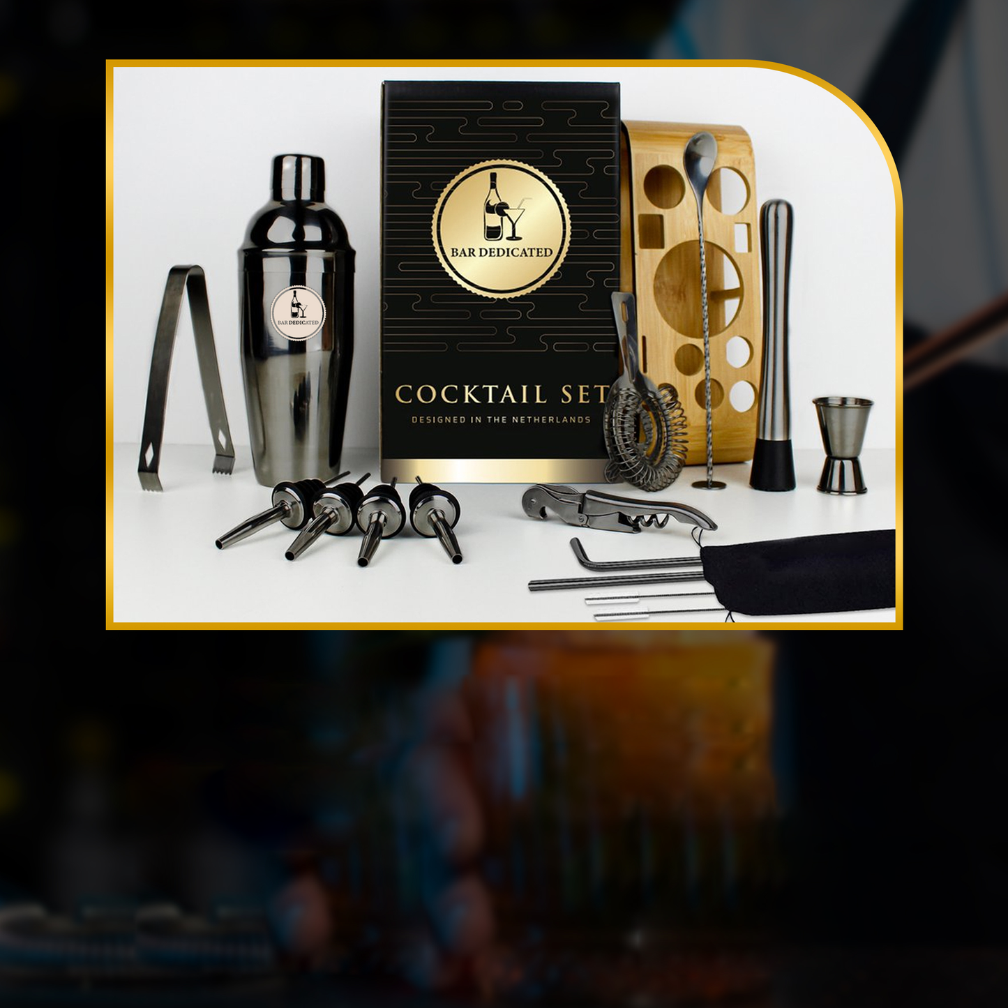 “Complete zwarte cocktailset van Bar Dedicated – shaker, stamper, barlepel, maatbeker, schenktuiten en bamboe houder.”