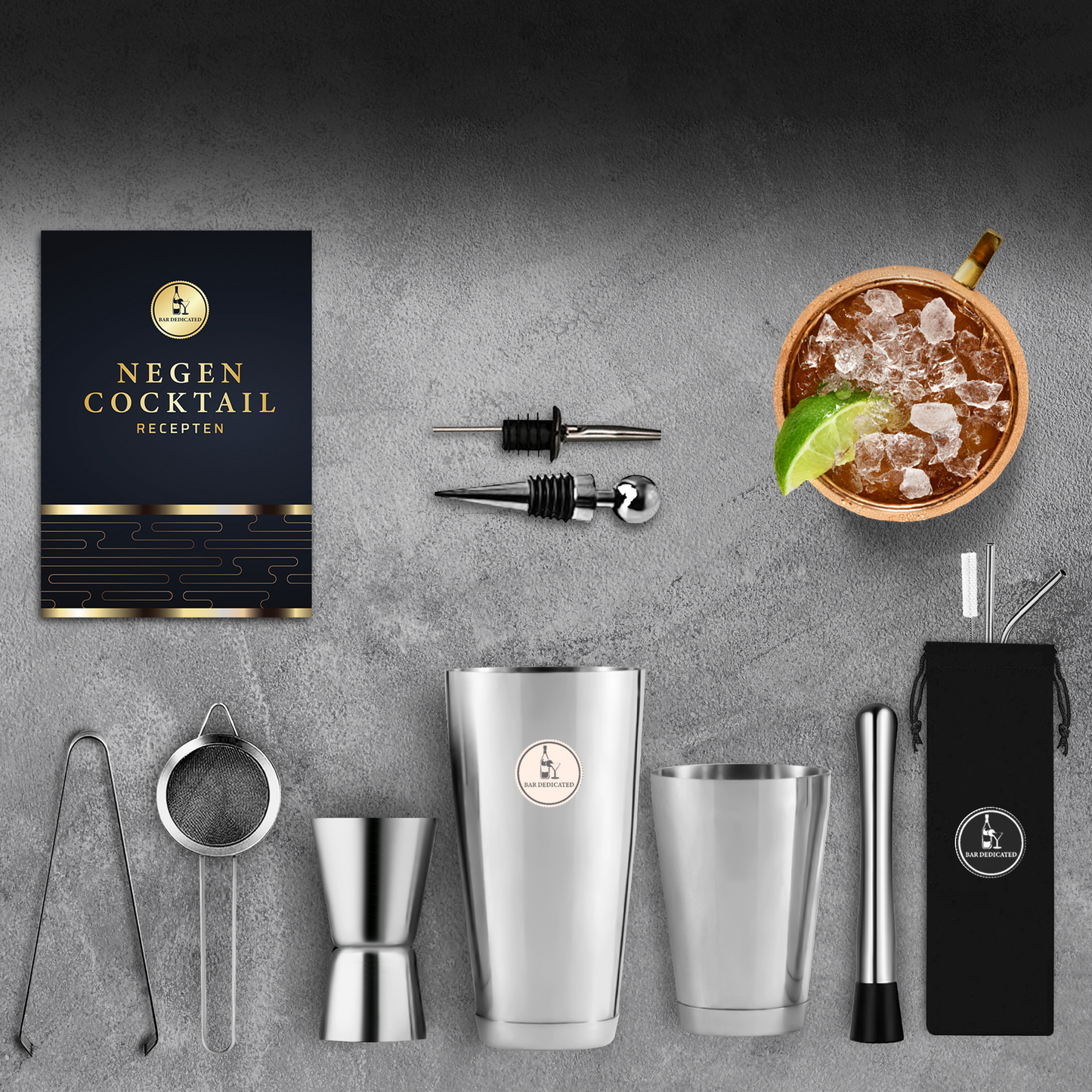 “Complete zilveren Boston cocktailset van Bar Dedicated – inclusief stamper, rietjes, schenktuiten en receptenboek.”