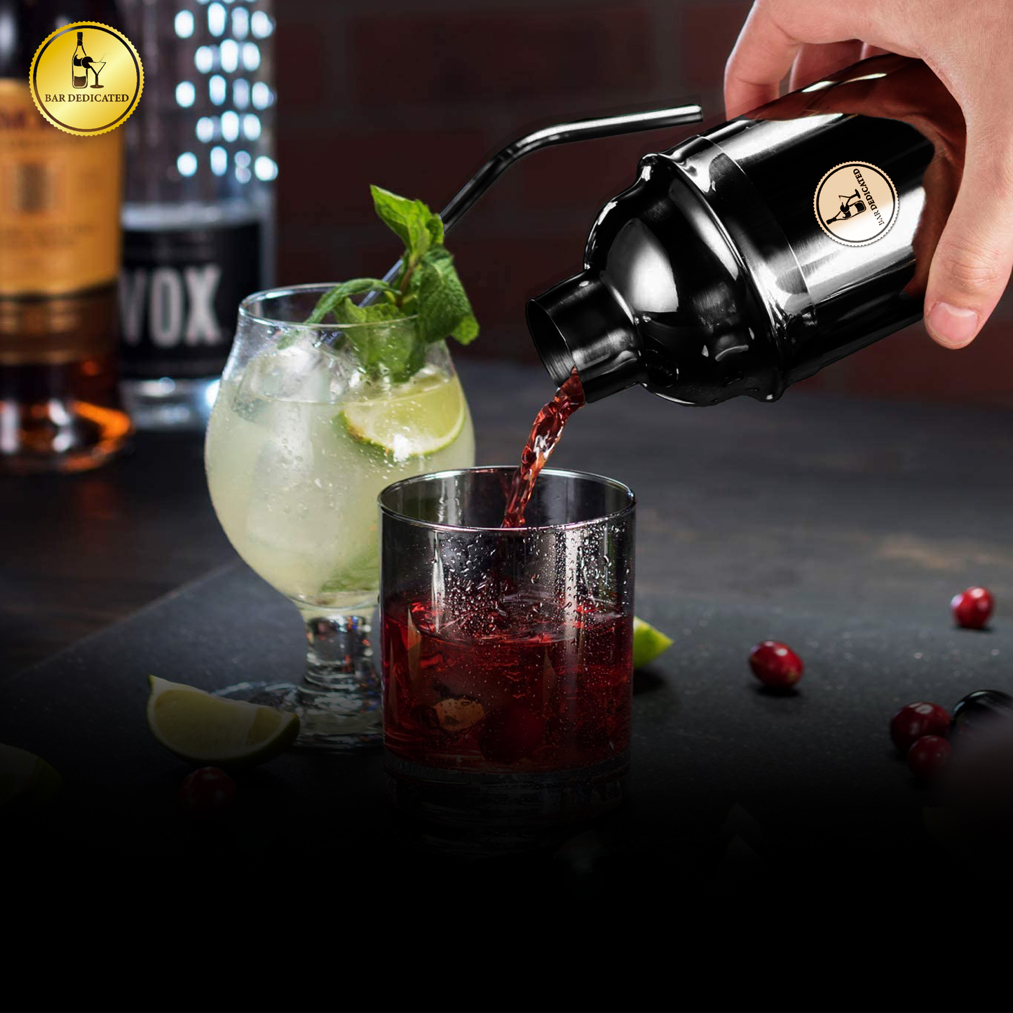 “Bar Dedicated zwarte cocktailshaker in actie – mix eenvoudig heerlijke cocktails voor thuis of feest.”