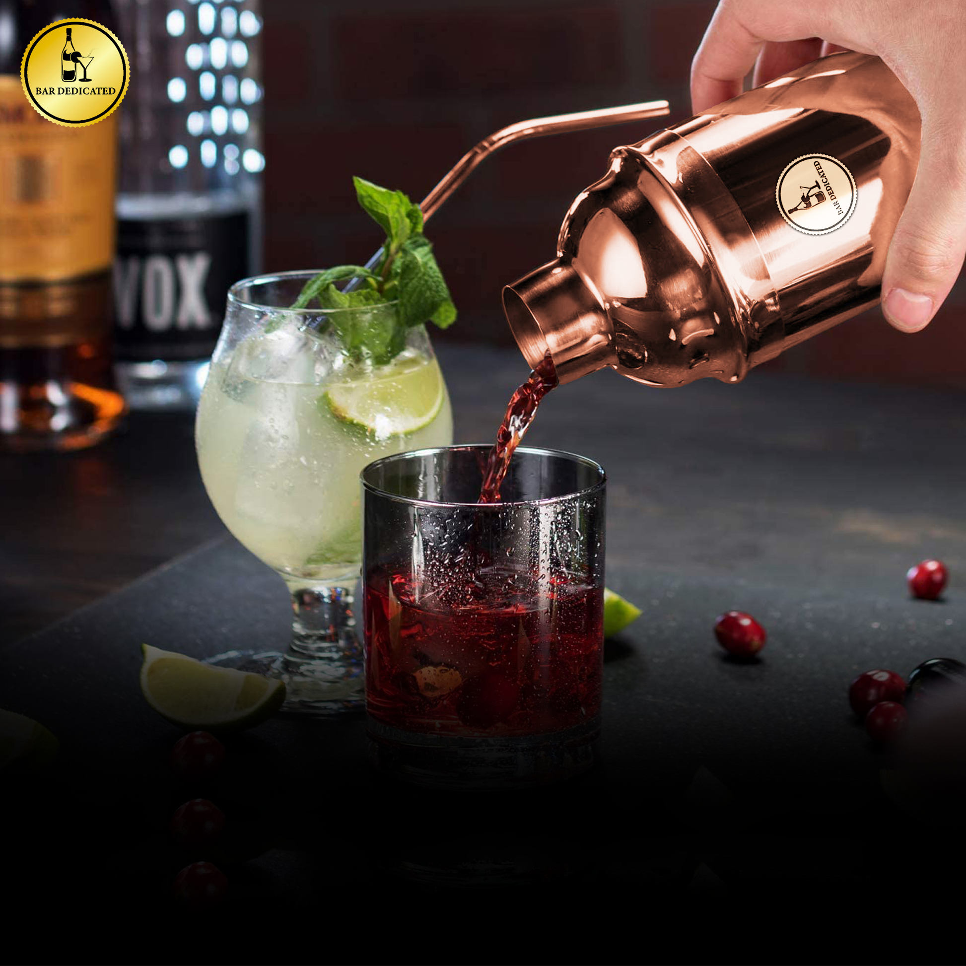 “Bar Dedicated rosé gouden cocktailshaker in actie – mix eenvoudig heerlijke cocktails voor thuis of feest.”