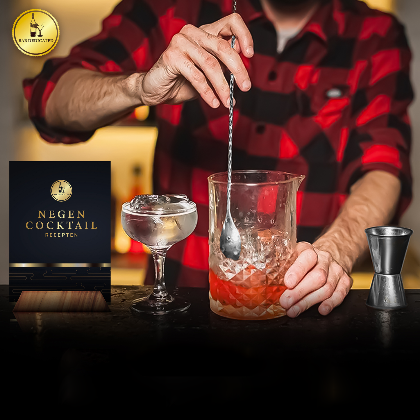“Inhoud van de Bar Dedicated cocktailset – shaker, maatbeker, barlepel, stamper, schenktuiten en rietjes.”
