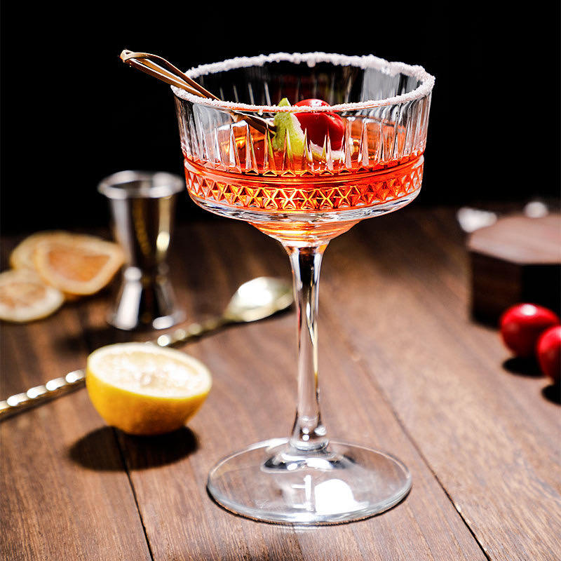 Uniek gevormd cocktailglas op bar met luxe afwerking