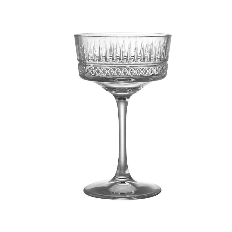 Martini glas met uniek reliëfdesign, gevuld met groene cocktail