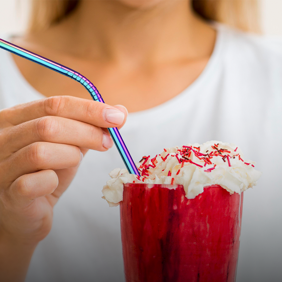 “Metalen cocktailrietje van Bar Dedicated gebruikt in een romige cocktail.”