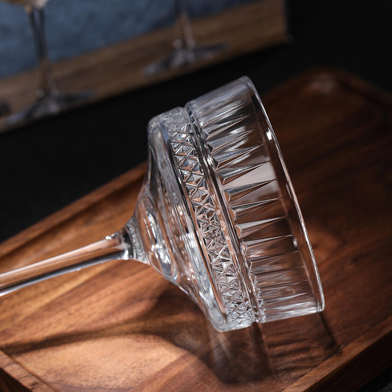 Set van stijlvolle martini glazen voor cocktails en desserts