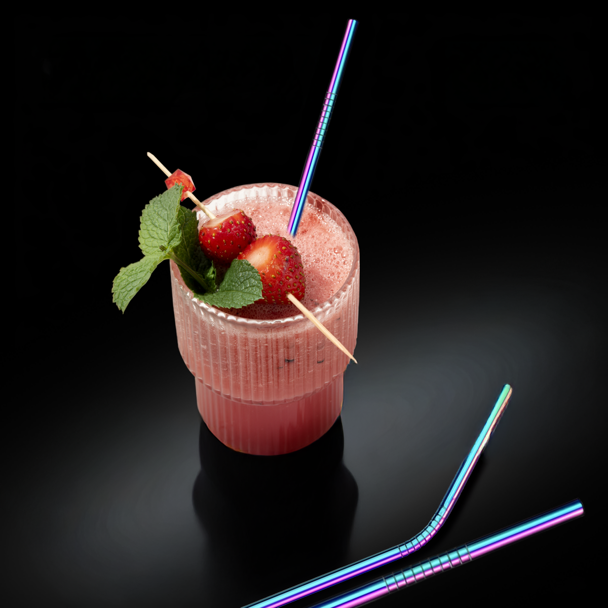 “Cocktail met metalen rietje van Bar Dedicated, geserveerd met ijs en kers.”