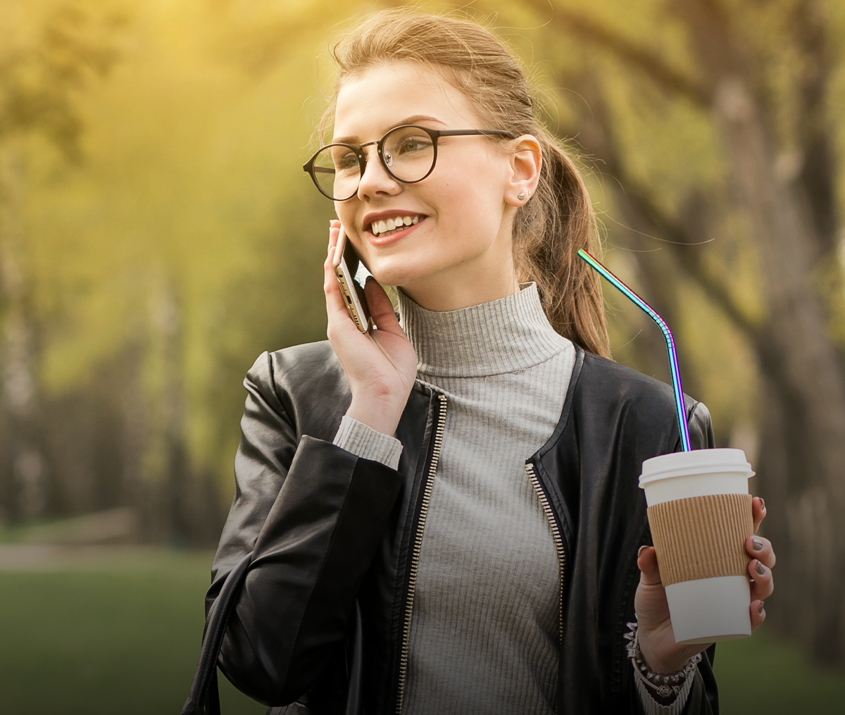 “Cocktail drinken met herbruikbaar rietje van Bar Dedicated tijdens een ontspannen moment buiten.”