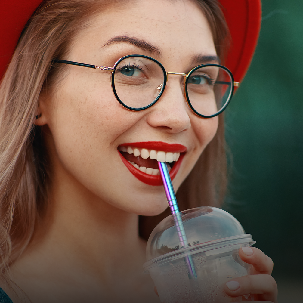 “Close-up van cocktailglas in plastic beker en metalen rietje van Bar Dedicated.”