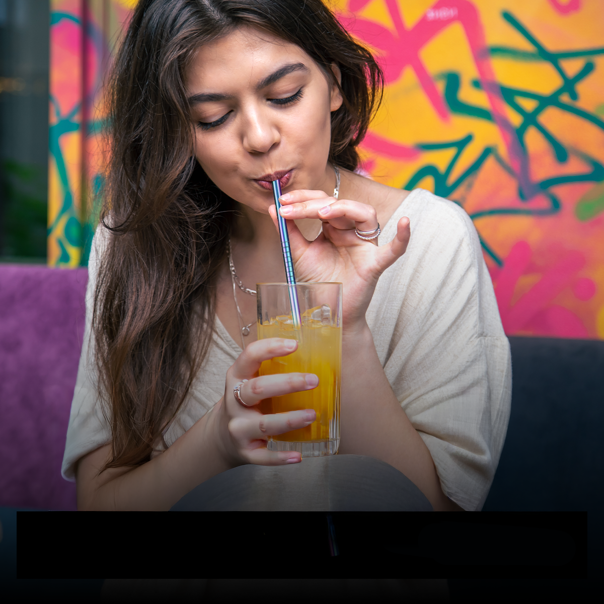 “Kleurrijke cocktail met herbruikbaar metalen rietje van Bar Dedicated.”