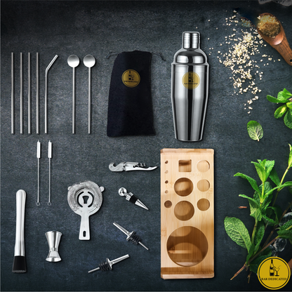 “Bar Dedicated 16-delige cocktailset zilver – overzicht van alle RVS accessoires inclusief shaker, zeef en barlepel.”