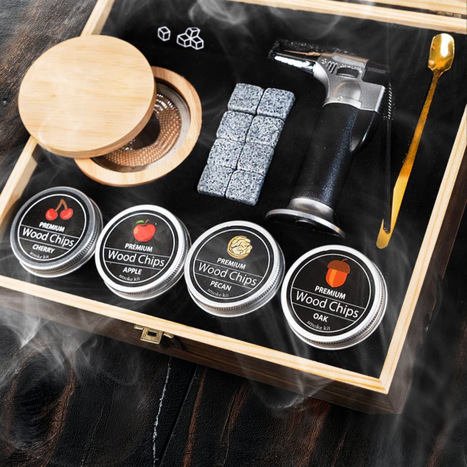 Inhoud van cocktail smoker kit met torch, whiskey stones en houtchips in luxe box