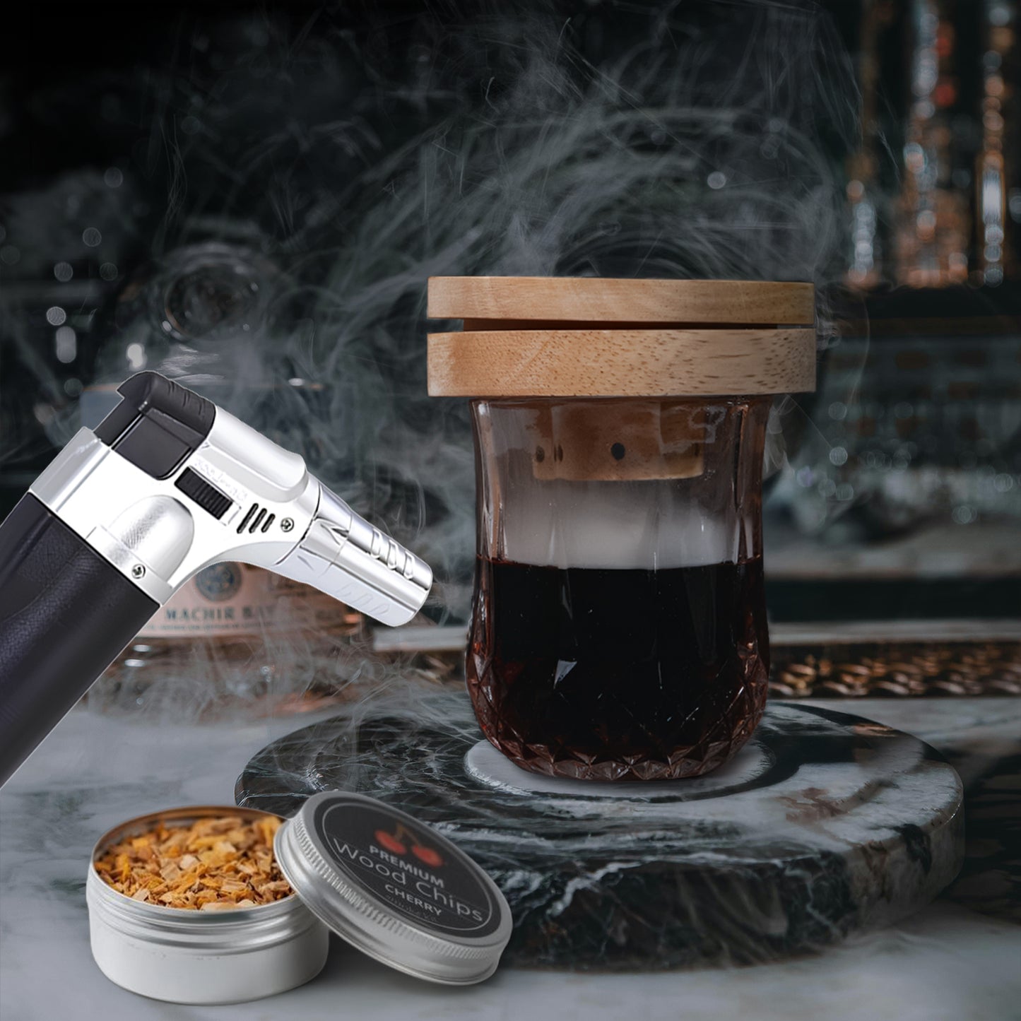 Cocktail smoker kit met torch in gebruik voor gerookte whisky en cocktails